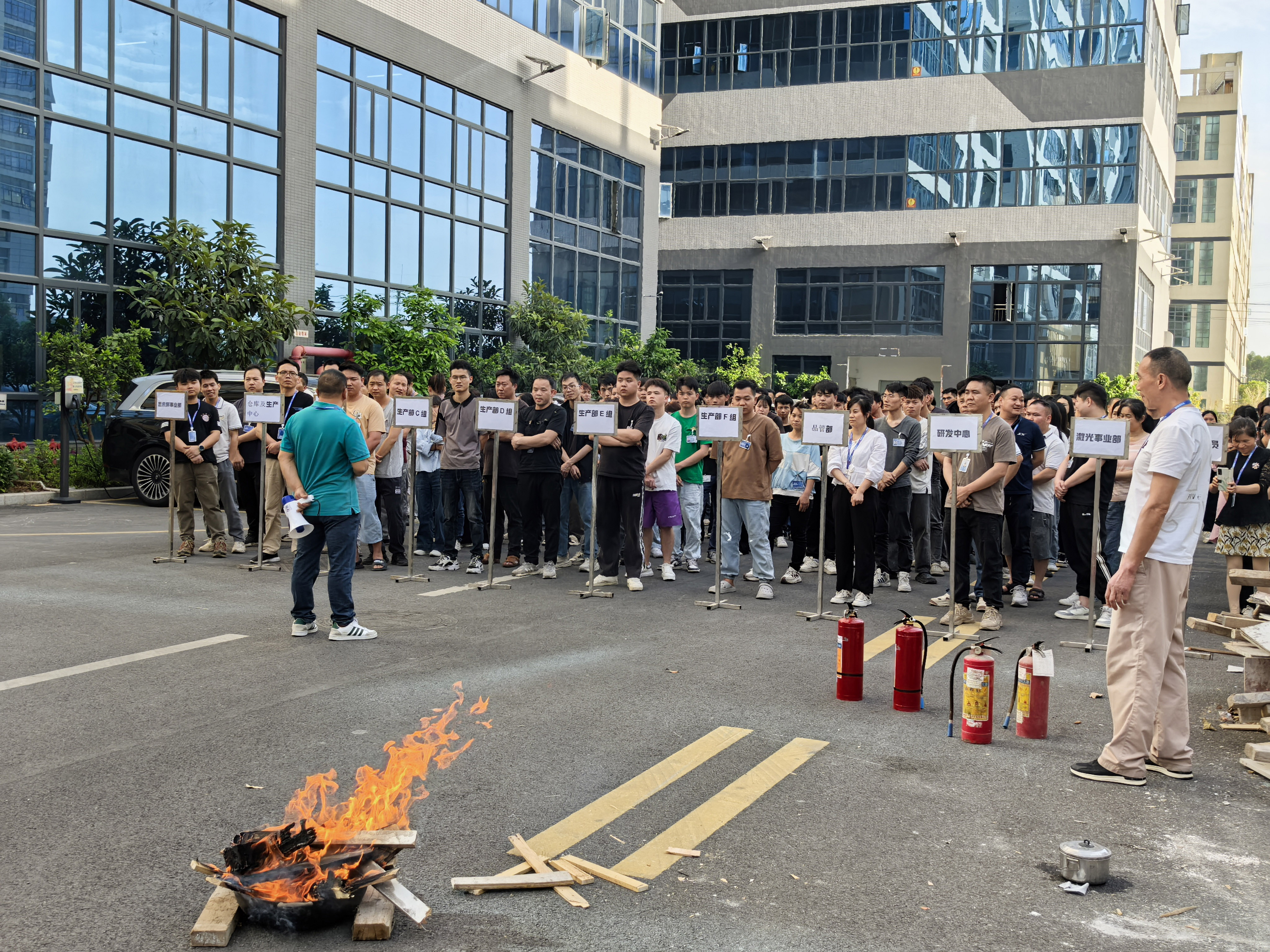 消防演练筑防线，安全意识入人心